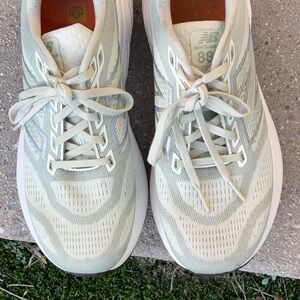 New Balance Women's 880 size 9